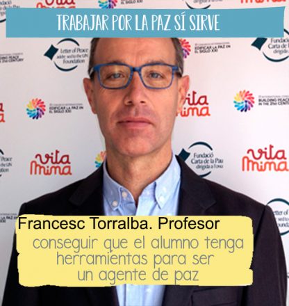 Fotografia de Francesc Torralba, profesor del postgrau de cultura de la pau davant un fotocall del projecte Vitamina, hi ha una cita seva sobreimpresa 