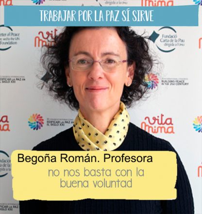 Fotografia de tres quarts de Begoña Román, directora del postgrau en cultura de la Pau, davant un fotocall del projecte Vitamina. Hi ha una cita seva sobreimpresa 